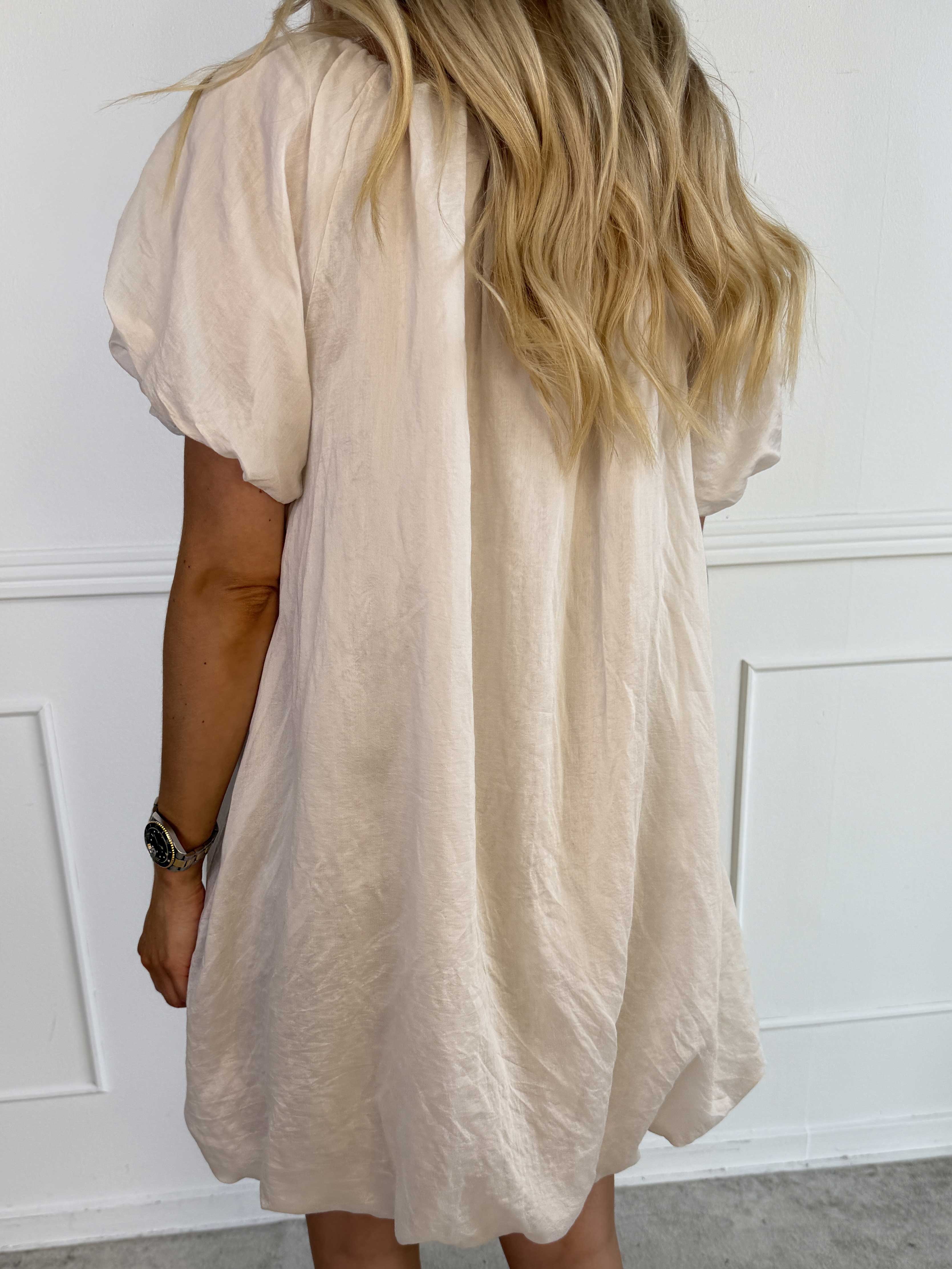 Isabel - Luftig kjole i viskose med let puf-effekt